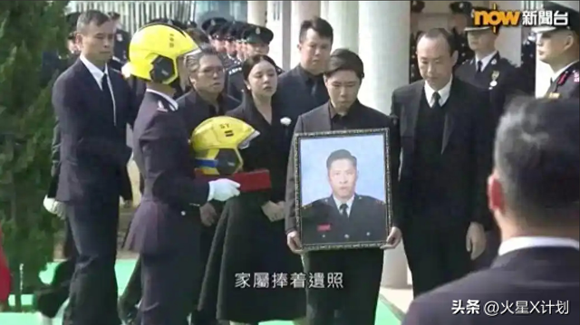 衣服真的不能乱穿|香港牺牲消防员路祭，民政专员因着装不当致歉