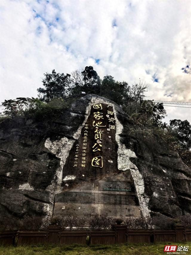 岁暖时刻丨脚踩亿年岩石，眼收峰林倒影，这才是山水正确打开方式