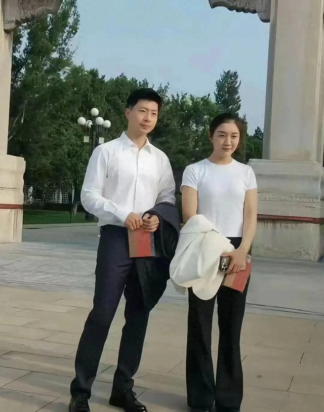 马龙这身材颜值，女人心中的白马王子！帅到连陈梦和他合影都害羞