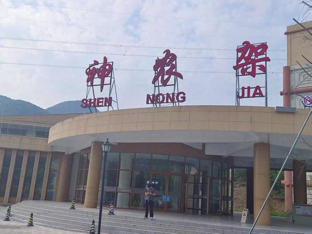 数万人到神农架避暑，昔日寂寥小镇成了人声鼎沸的欢腾海洋