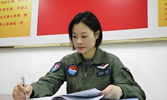 阅兵女机长身份曝光，私生活被揭露，付出牺牲，丈夫身份引关注。