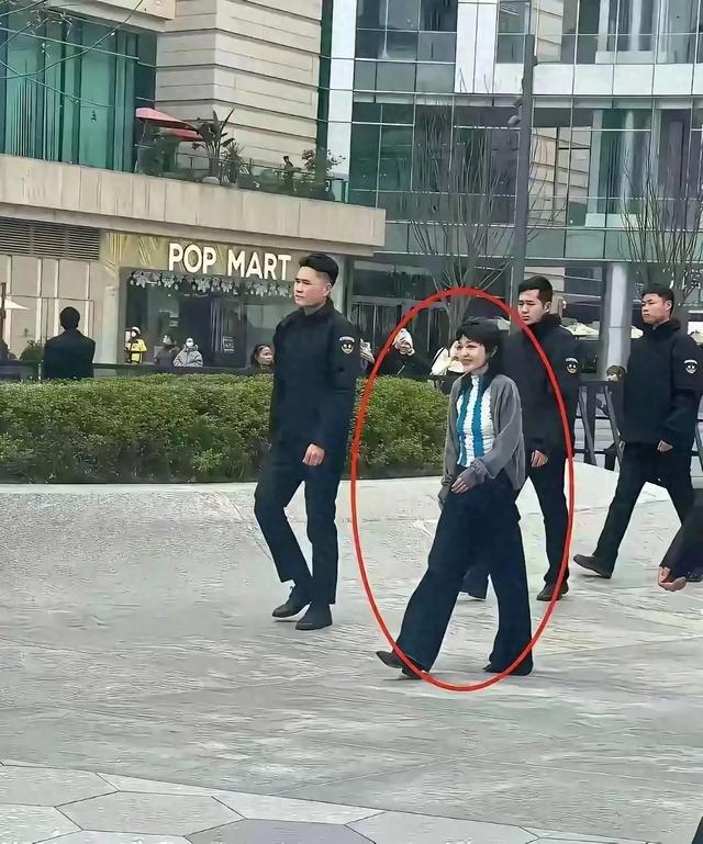 终于见到本人了 没有传说中那么漂亮 不是保安护驾 感觉就是一路人甲