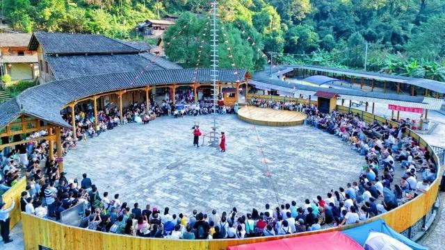 紫云格凸河景区：国庆假期人气旺 自然奇观与民族风情引客来
