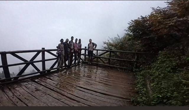 雨中徒步遇明星立牌 网友吐槽“瘆得慌”！景区回应：将设立提示牌
