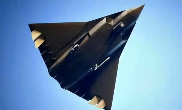 西北大漠传捷报，2款六代机同框罗布泊，试飞已到最关键时刻！