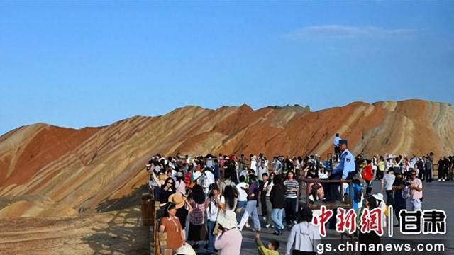 张掖七彩丹霞2025年游客量破300万人次