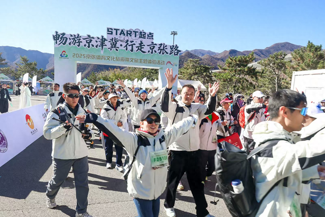 运动小玩家登顶冬奥山巅！京城秋岭，不负少年！