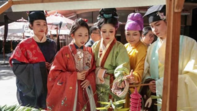 非遗市集、沉浸式游园……这场“非遗快闪”走进写字楼→