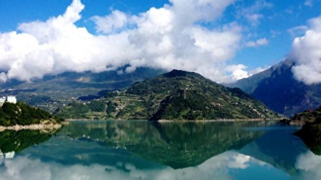 在雅安宝兴避暑：徜徉山水 舞动锅庄