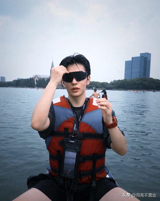阴天的午后，来湖中泛舟吧！