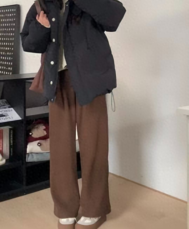 买了条咖色裤子，怎么穿才不土？这几种穿法都好看到尖叫！