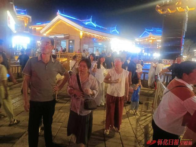 世界那么大 好想去怀化 | 国庆过后，怀化榆树湾青春广场夜经济热度不减
