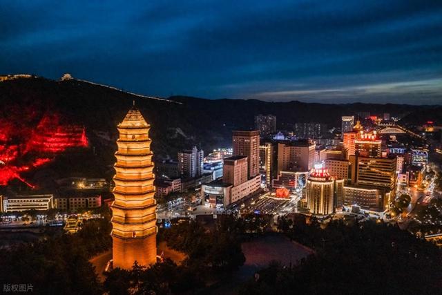 我是铜川人，去了延安和榆林，实话实说：这俩陕北名城差异真不小