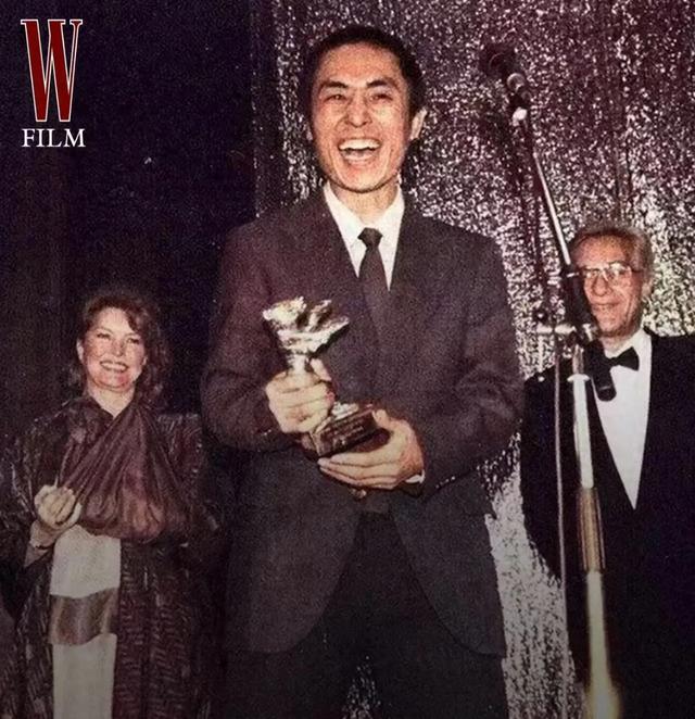 张艺谋和巩俐合影，张艺谋和陈婷合影，生理性喜欢显而易见