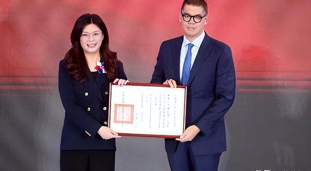 郑丽文不装了？国台办回应武统后，郑丽文宣称：绝不放弃武力保台