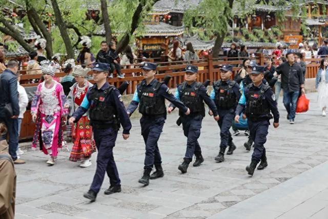 【贵警“枫”采】歌舞声奏响美丽西江 旅游警务护航平安苗寨