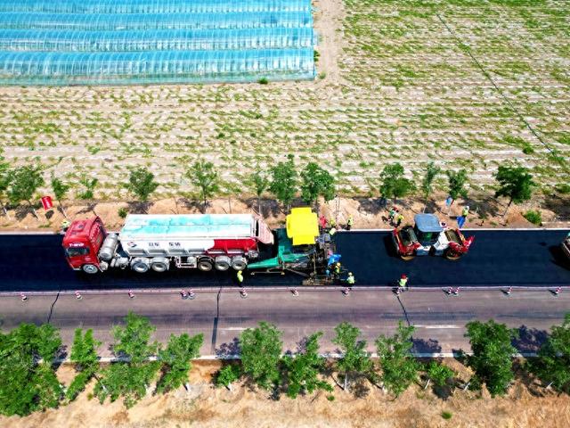 超薄罩面预防性养护（1cm）免铣刨技术首次在宁夏国省干线公路铺筑