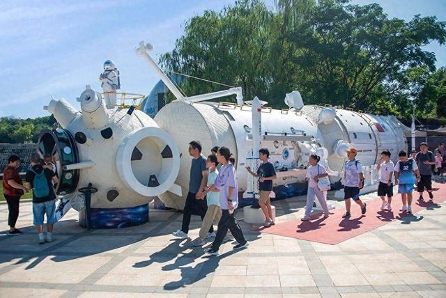 改造后的南京科技馆参观者陆续不断