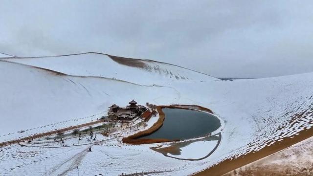 美翻了！敦煌迎来今冬首场降雪