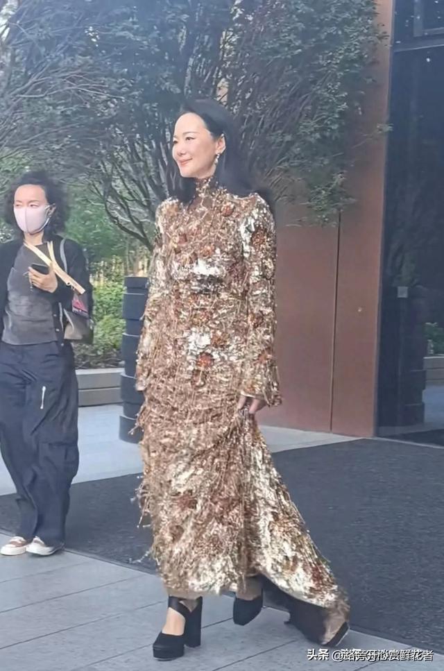 实话实说，演员咏梅这裙子太难看了，太不适合她了 后面露得太多了