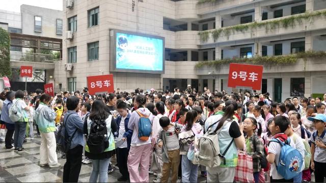 与机器狗互动、操控无人机，南京市同仁小学科创研学太酷了！