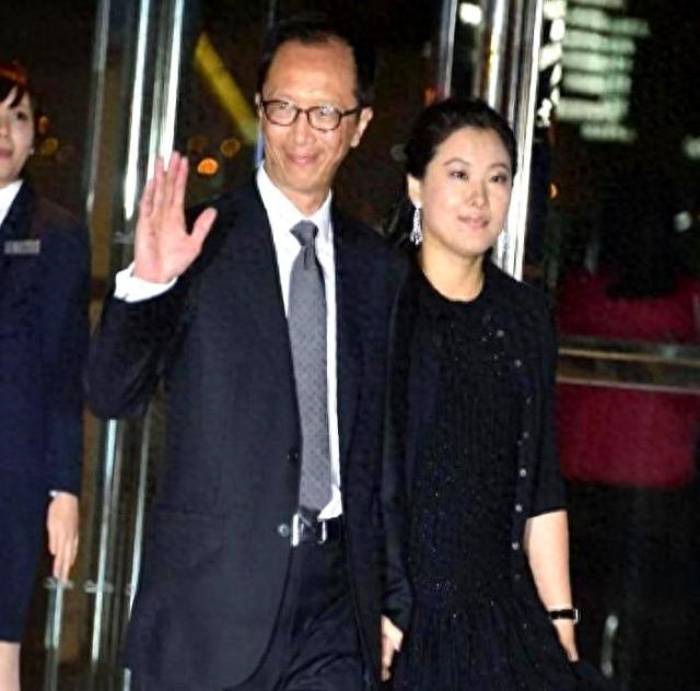 67岁丈夫花心，与妻子密友关系暧昧，跳水皇后伏明霞真嫁得好吗