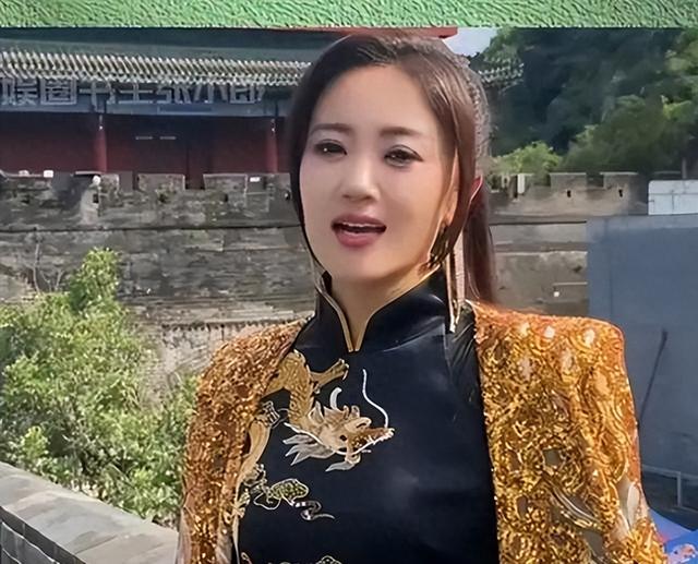离婚7年，高调参加阅兵礼的王小玮，早已是王小海高攀不起的存在