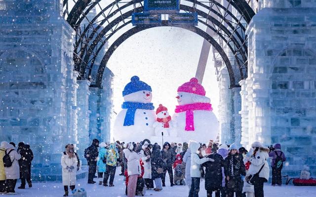8亿造冰雪王国，只开2月！越“亏”越要办？哈尔滨27年顶级阳谋