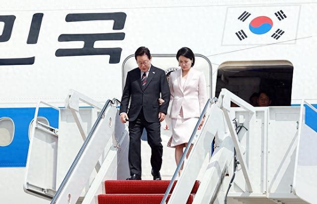 韩国特使团抵达北京，下飞机的第一句话不简单，中方回应很干脆