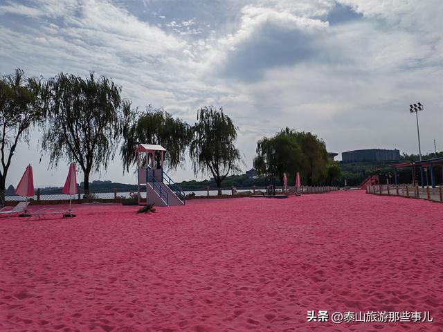 泰安：西南藏着一个粉色沙滩，占地5000平，一个情侣喜爱的打卡地