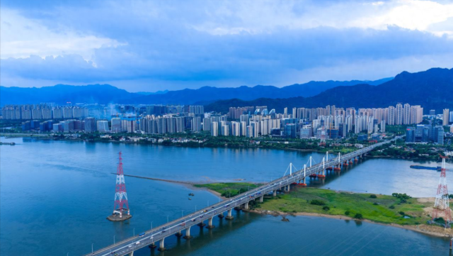 福州深秋宝藏公园，藏着粉黛乱子草与火红水杉，还有绝美沙滩江景