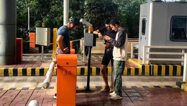 误入巧家南收费站，外国骑友遇上超贴心的中国服务