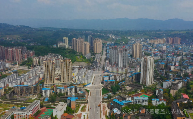川东“反骨”小县城，身在四川心属重庆，民间戏称重庆编外成员