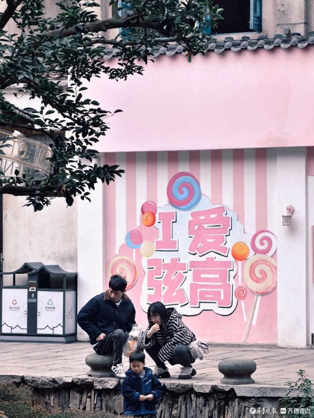 江西婺源弦高古城，游客徜徉其中