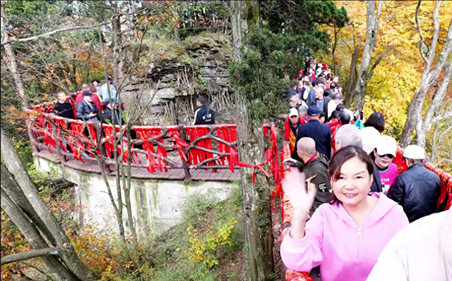 四川旺苍县红叶成秋日爆款 全国游客争相打卡