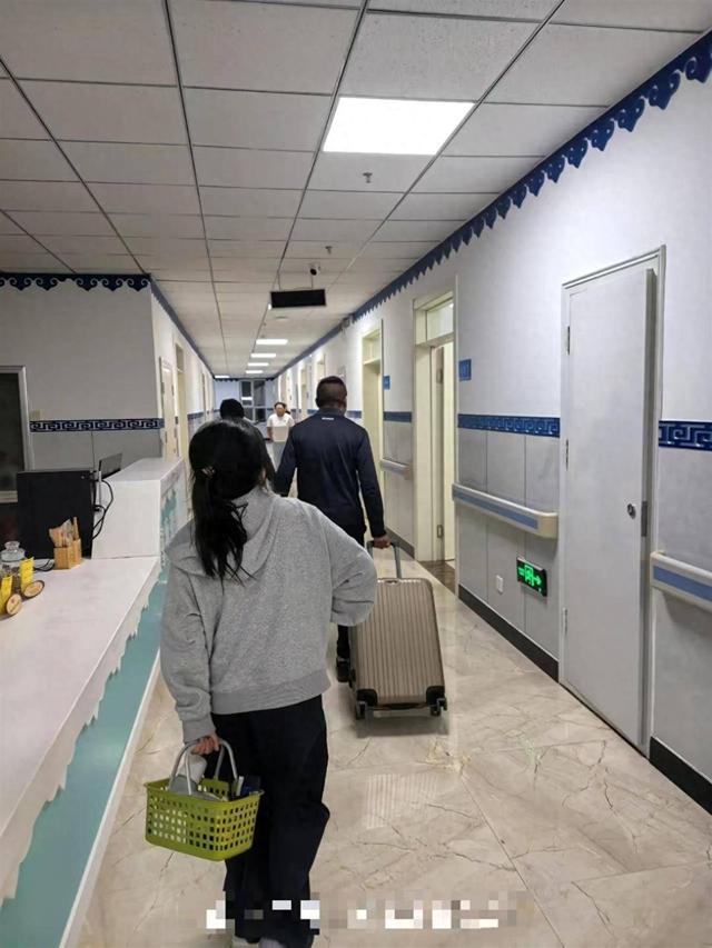 女子游阿尔山无房可订住医院过夜？院方：是康复医院，床位60元，标间300元，还有空余床位
