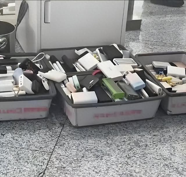 闷声发财？机场充电宝论吨卖！9000元一吨血赚？揭秘灰色产业链
