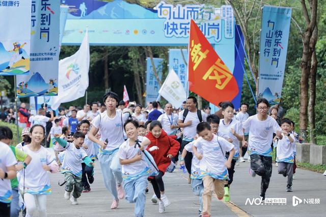 谢岗银瓶登山文化节开幕！900人齐聚东莞第一峰共迎十五运