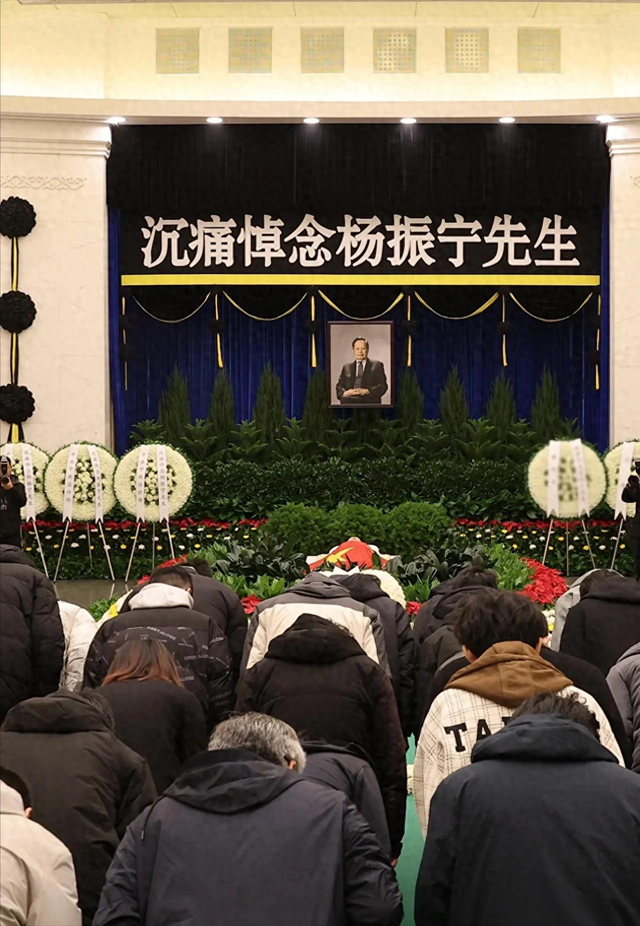 杨振宁遗体告别！送别队伍望不到头，翁帆哭红眼，好友曝临终细节