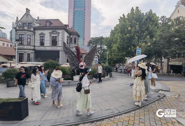 雨后初晴，青岛上街里游人如织