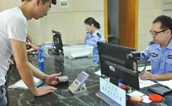 男子做了25年牢，出狱后去派出所重新办证件，民警看到他泪崩
