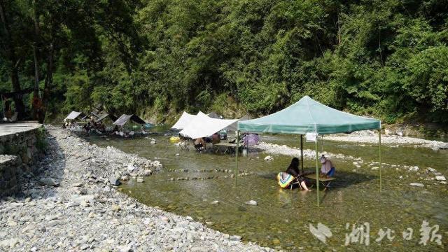 鹤峰：从“怕人来”到“引客来” 河滩亲水营地带活乡村“清凉经济”