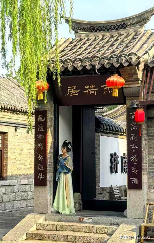 《雨荷厅畔荷香美女乐》～新华社原军事记者陶俊峰泉城大明湖美拍
