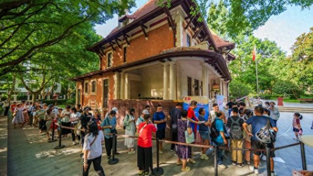 “红途”快闪携手随申办相约百代小楼，丰富红色文化体验掀起打卡热潮