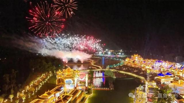 燃情夏夜，嘉鱼激发暑期游新活力
