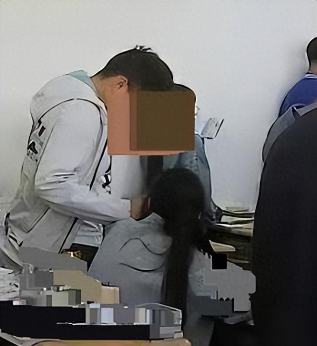 云南会泽一高中男老师对女学生搭肩摸脸被开除，学生：并非第一次与女学生举止过于亲密
