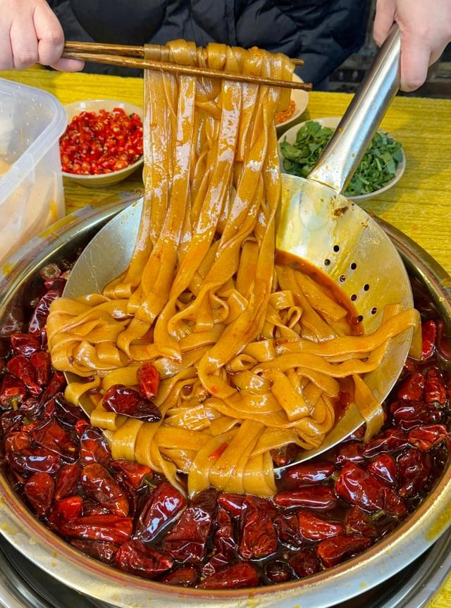 重庆麻辣烫的做法及配方（重庆实体店宽粉麻辣烫全套内部技术）