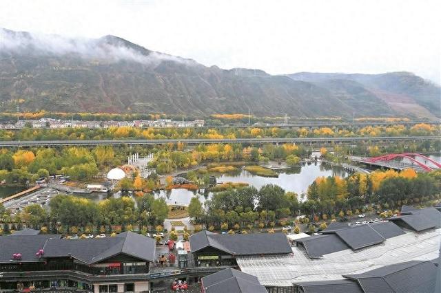 西宁：北川河畔秋景如画