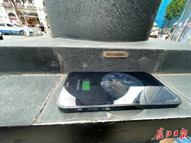 64根有61根是坏的，江汉路公共手机充电座成了摆设？最新回应