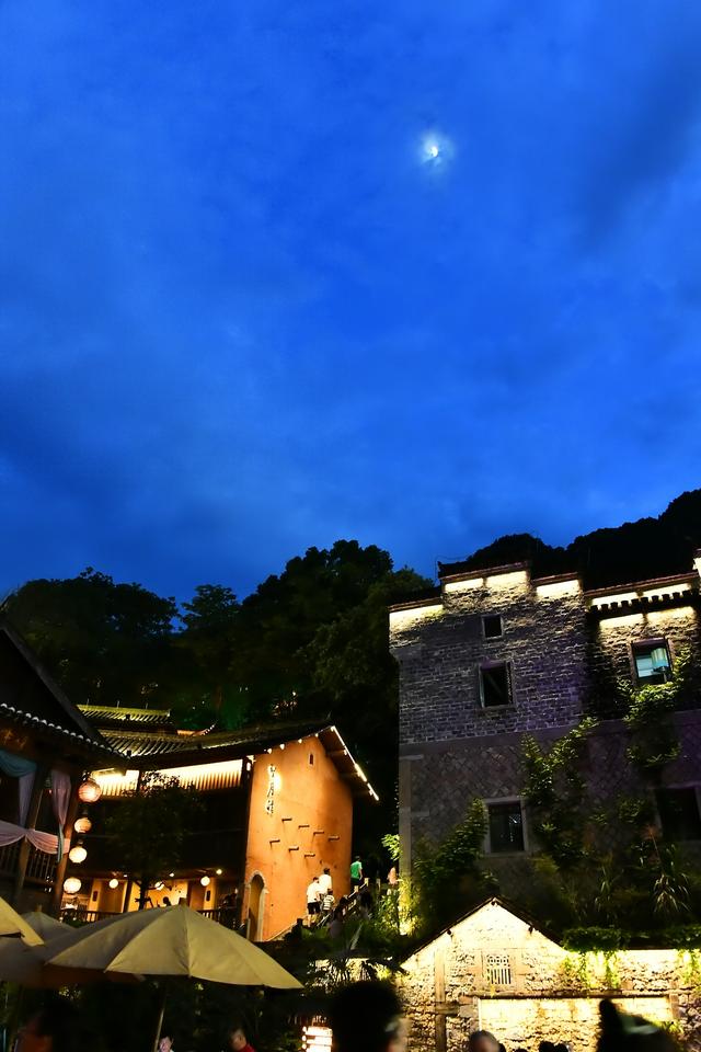 傍晚中的望仙谷璀璨宁静